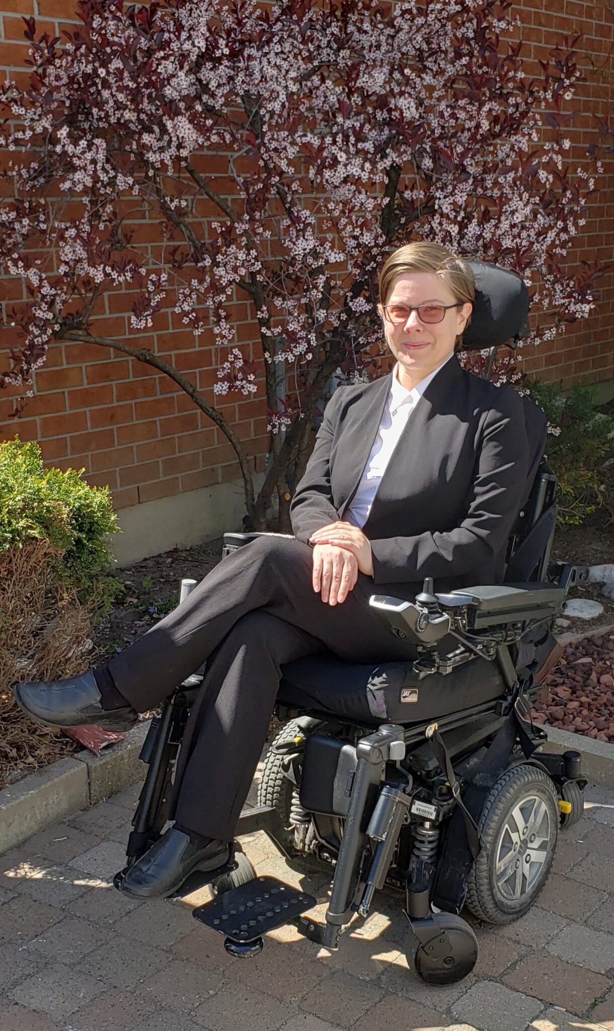 Distance Computer Comfort participant Melanie sitting in a wheelchair outside